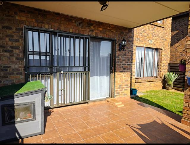 2 BEDROOM TOWNHOUSE FOR SALE IN SONNEVELD